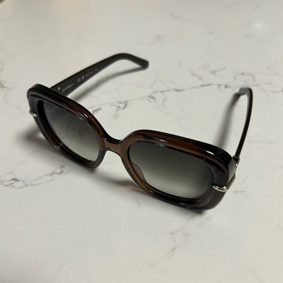 Ferragamo oversized round tortoiseshell sunglasses - Picture 3 of 8